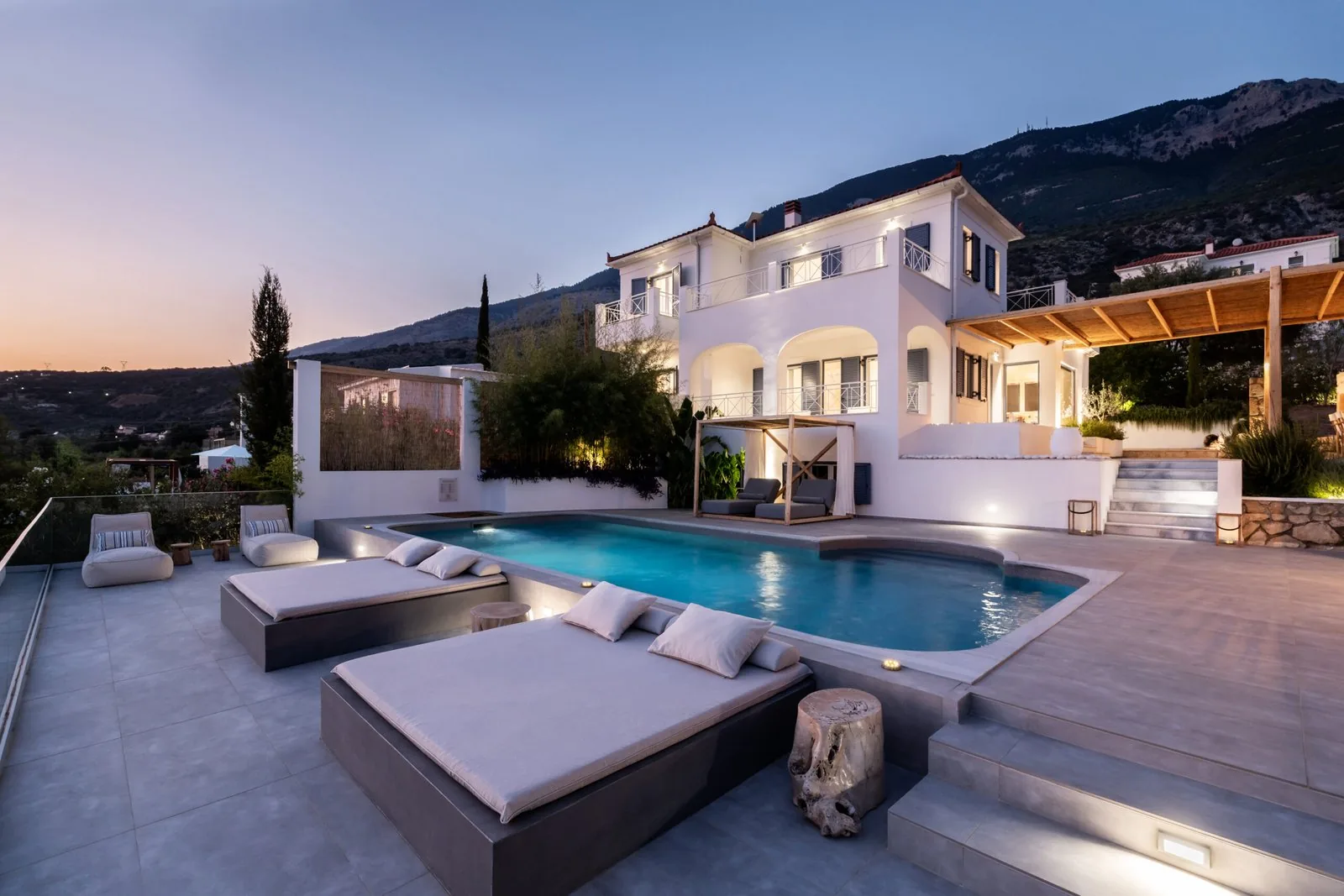 Lourdas White Villa — photo 1